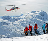 ヘリコプターを利用した山スキーツアー
