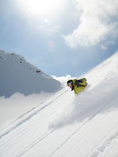 CMHヘリスキーでは広大なオープンスロープや氷河の上、林間の中を滑ることができます。