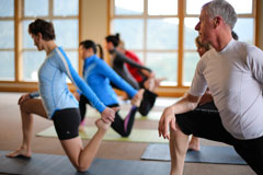 ゲレンデではあらゆる斜面を積極的に滑り、雪の状態が変化した場合の滑り方の工夫をされてみると良いと思います。また日頃のストレッチ、持久力や筋力のアップに努められることをお勧めいたします。