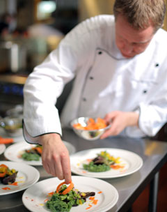 CMHは500人の献身的なスタッフに支えられています。