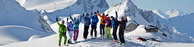 CMHヘリスキーは体力のある中級者やスキー上級者に向いています。広々とした氷河や急な樹林帯、ふわふわ雪やウィンドクラストした雪など、あらゆるタイプの斜面・雪質で滑ることができれば大丈夫です。パウダースキーに不安がある方向けのコースもご用意しております。