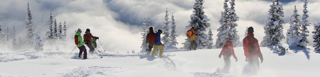 CMHは安全を第一に考えて運営しています。雪崩対策のシステムを開発し、雪を専門にチェックするガイドが観察報告をしています。緊急時に備えスタッフ全員が救助訓練を受けています。スキー中は救助装備を携行している他、ロッジにも最大限の安全装備を整えています。