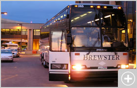 【3. ホテル出発】翌朝、各ホテルよりCMHロッジ行きの専用バスが出発します。