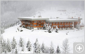 【4. CMHロッジ到着】バスでヘリパッドまで行き、そこからロッジまではヘリで移動します。（一部ロッジはバスで直接ロッジまでお送りします。）