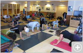 【6. ストレッチ】毎朝、食事前にストレッチクラスを行っていますのでぜひご参加ください。