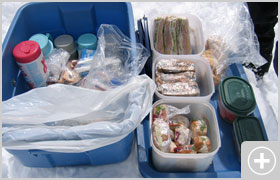 【9. 昼食】昼食は山の上でサンドイッチやフルーツ、スープなどを召し上がっていただきます。