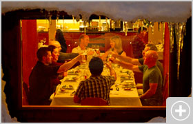 【11. 夕食】夕食はガイドも一緒にテーブルに付きます。メニューはスープかサラダ、メイン（その日によりますが肉か魚）、パン、温野菜、デザート等です。