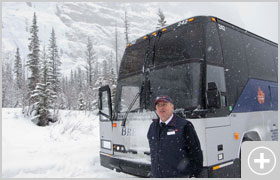 【12. CMHロッジ出発】最終日には、CMHのバスで初日にご集合いただいたホテルまたは空港までお送りします。