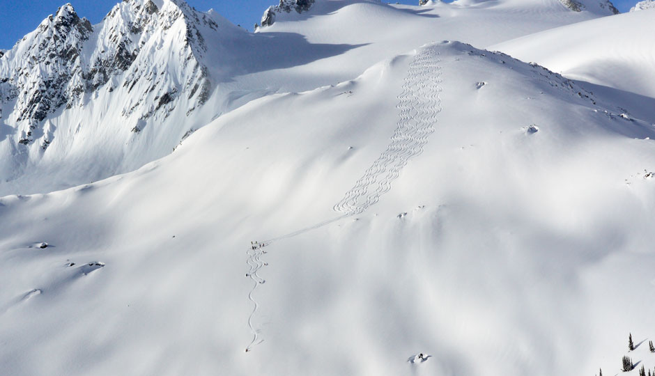 【CMHヘリスキーの様子】海外のお客様のみならず、日本人のお客様もたくさん参加されています。