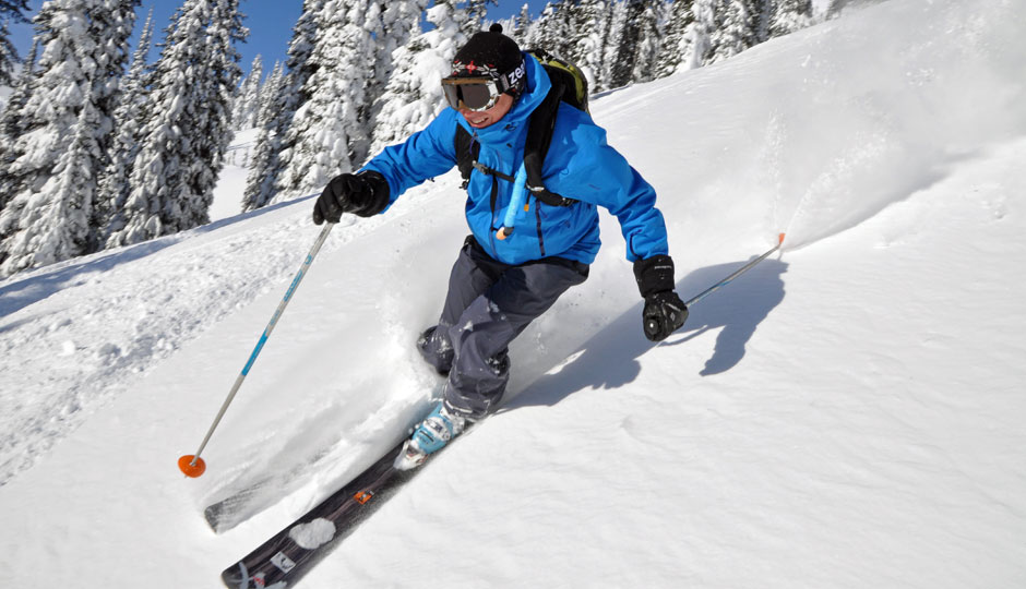 【CMHヘリスキーの様子】パウダースノーのオフピステを存分に味わえます。