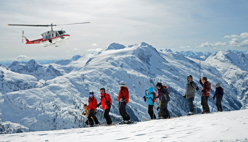 【CMHヘリスキーの様子】ヘリでしかアクセスできない山の上からの滑りは最高！