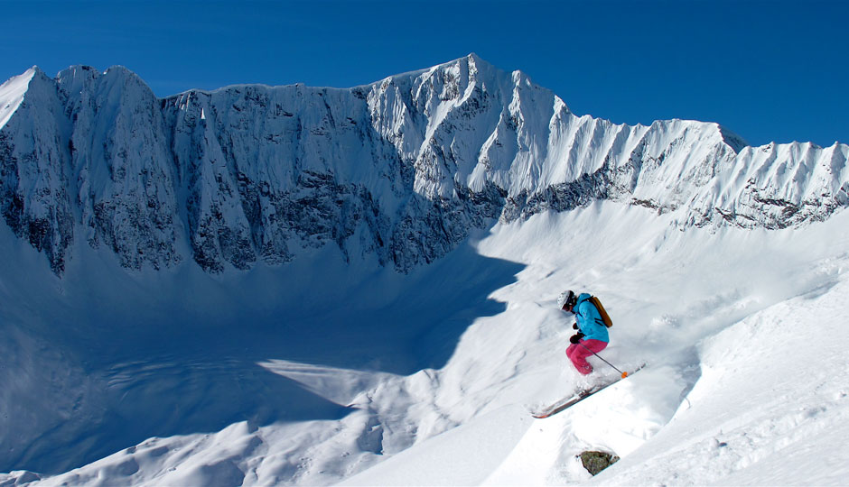 【CMHヘリスキーの様子】カナダの雄大な山々の中をスキーで滑ることができます。