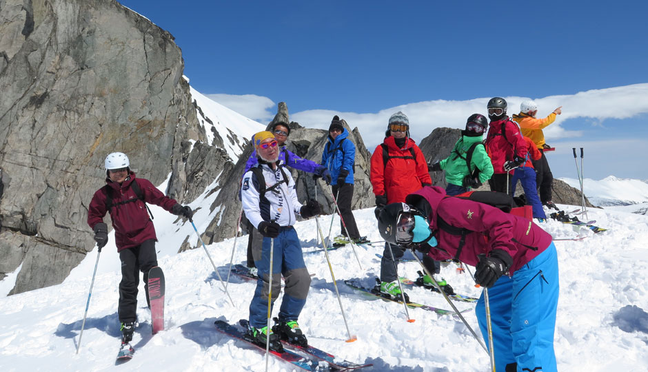 【CMHヘリスキーの様子】初めての方にはパウダーイントロコースがおすすめ。