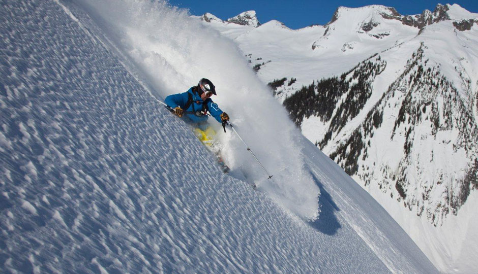 【CMHヘリスキーの様子】急斜面好きの上級者の方にも楽しんでいただけるエリアがたくさんあります。