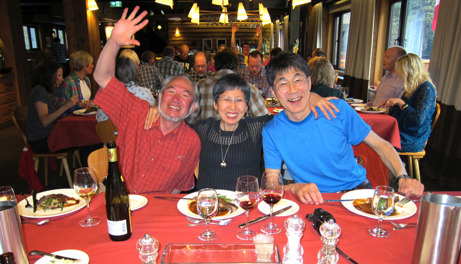 【CMHヘリスキーの様子】専門家のコーチと一緒にコース選択をしながらあなたの滑走技術をアップすることも忘れません。