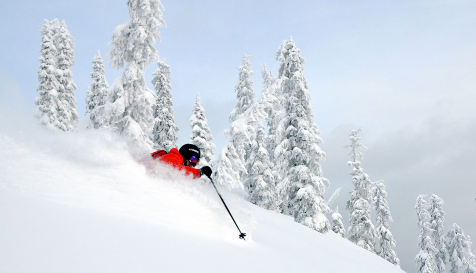 【CMHヘリスキーの様子】林間スキーや氷河スキーなど世界トップクラスのヘリスキーをお楽しみいただけます。