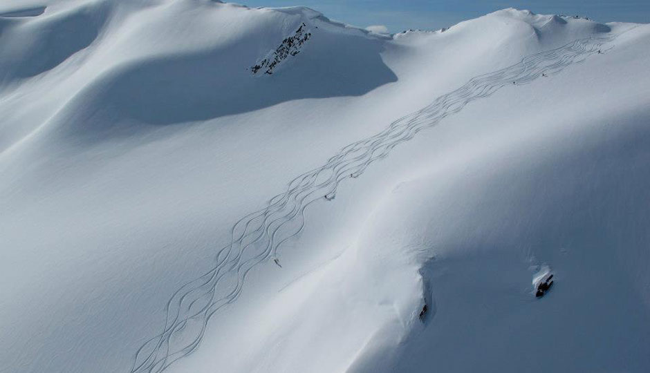 【CMHヘリスキーの様子】誰も滑ったことのない雪の上を思いきり楽しんで下さい！