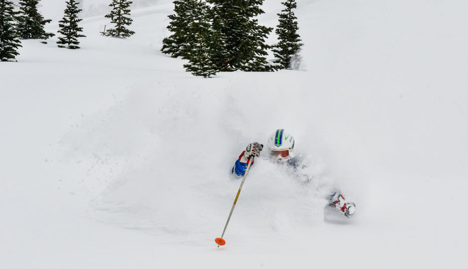 【CMHヘリスキーの様子】帰りももちろんヘリでロッジへお送りします。数日間にわたるヘリスキーを存分にお楽しみいただけます。
